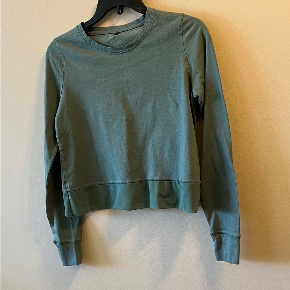 Hypr Women's Green Long Sleeve cross back mess bottom of top Size M